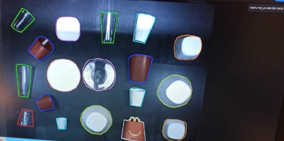Interface de vision par ordinateur : des articles de vaisselle détourés un à un sur un tapis.
